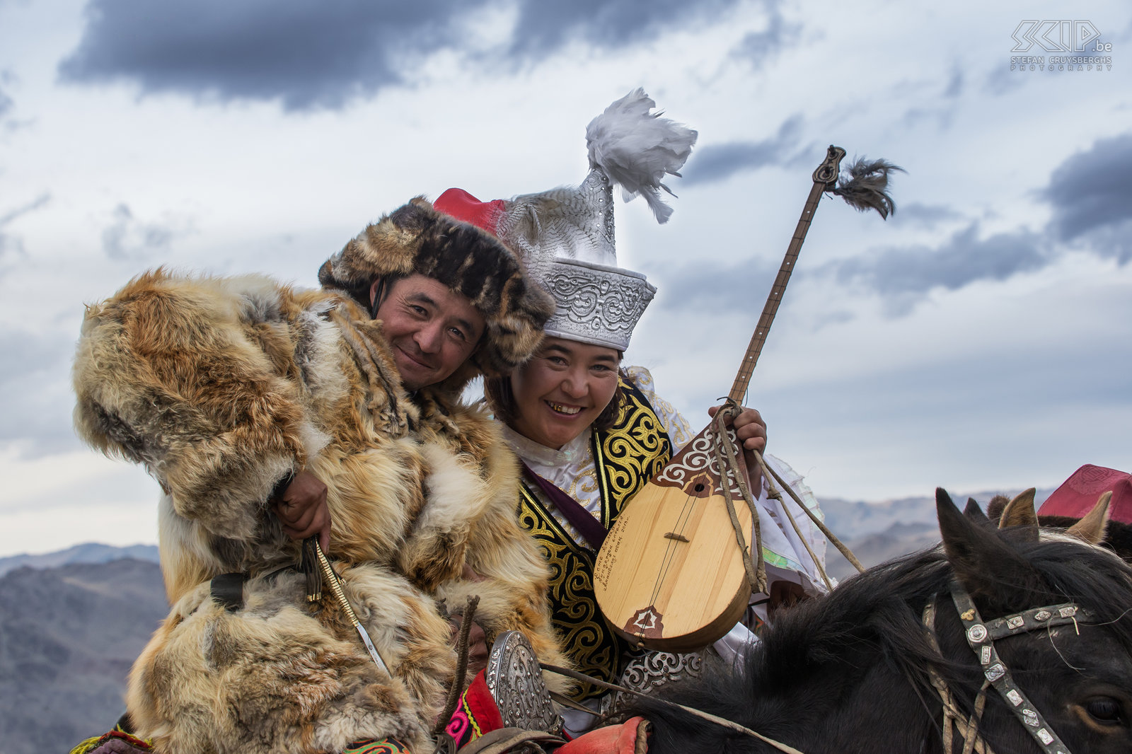 Ulgii - Golden Eagle Festival - Koppel Een vriendelijk koppel Kazakken, beiden in hun traditionele kledij. Stefan Cruysberghs